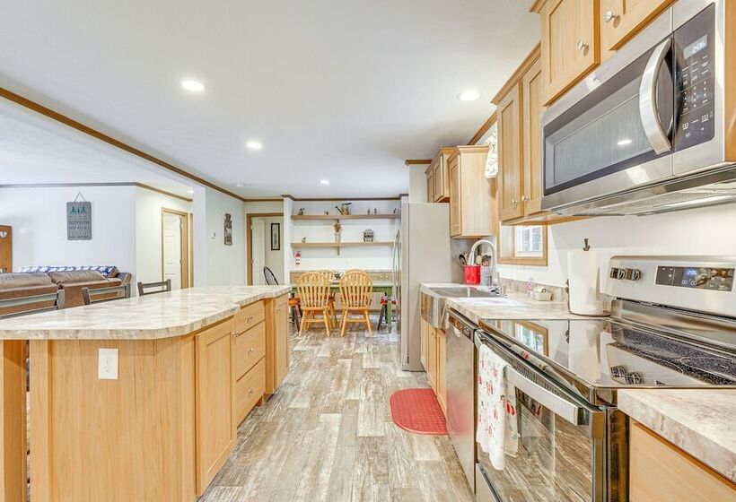 < 1 Mi To Beach: Peaceful Brant Lake Home!