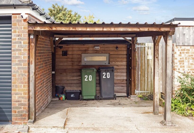 Peaceful Elevated Residential Area Walk To City