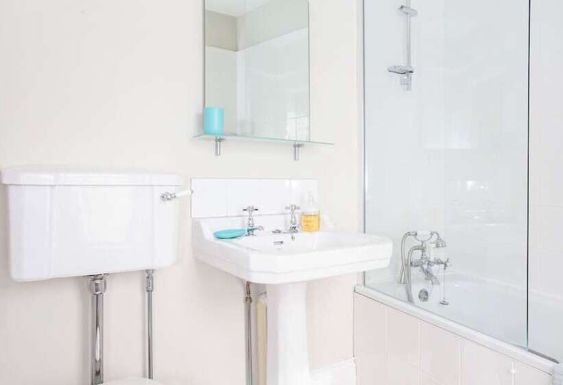 Peaceful Elevated Residential Area Walk To City