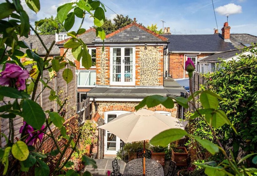 Peaceful Elevated Residential Area Walk To City