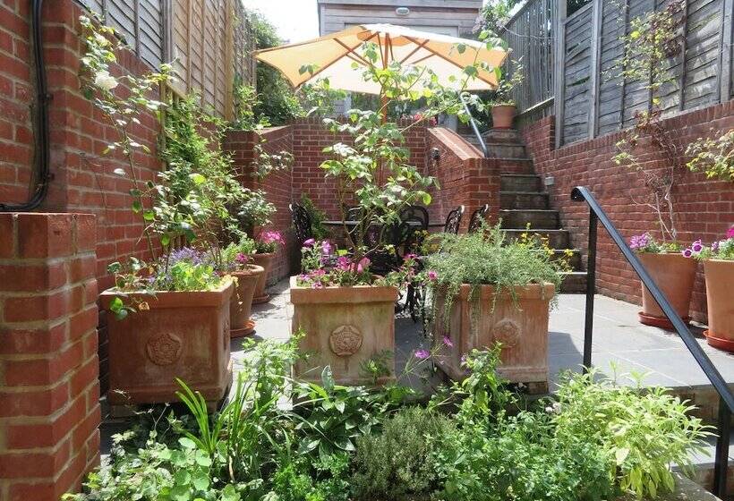 Peaceful Elevated Residential Area Walk To City