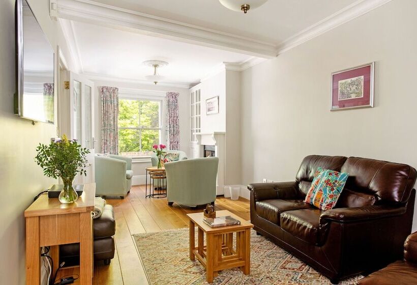 Peaceful Elevated Residential Area Walk To City