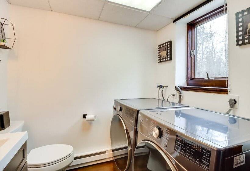 Pennsylvania Escape W/ Hot Tub, Deck, & Fire Pit!