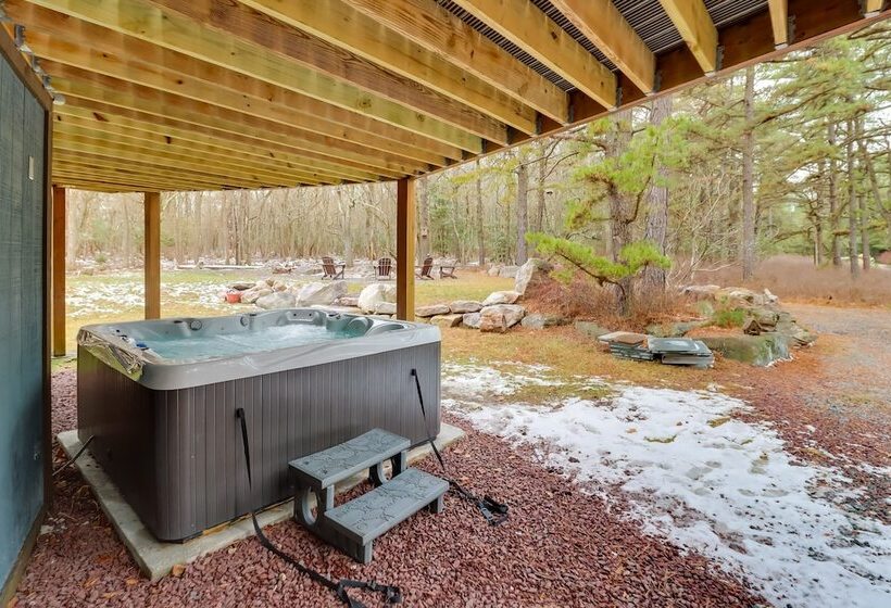 Pennsylvania Escape W/ Hot Tub, Deck, & Fire Pit!