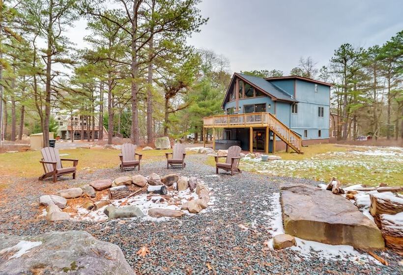 Pennsylvania Escape W/ Hot Tub, Deck, & Fire Pit!