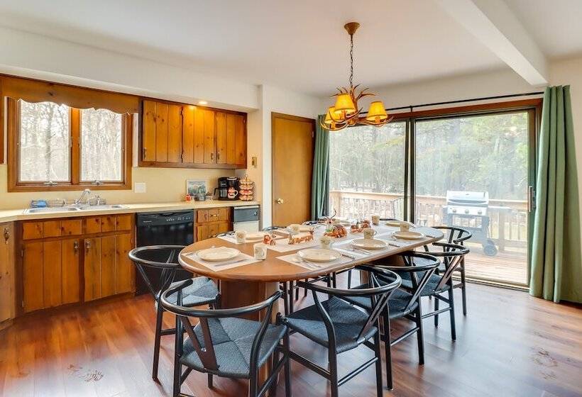 Pennsylvania Escape W/ Hot Tub, Deck, & Fire Pit!