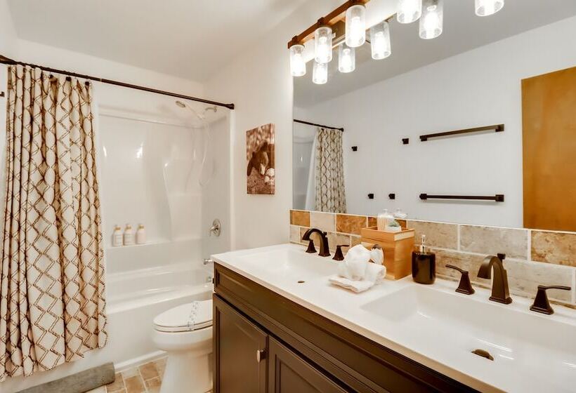 Pennsylvania Escape W/ Hot Tub, Deck, & Fire Pit!