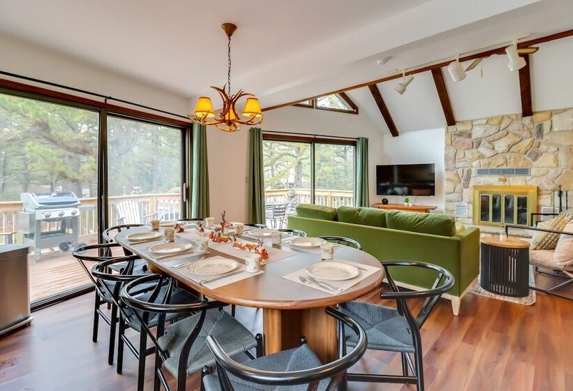 Pennsylvania Escape W/ Hot Tub, Deck, & Fire Pit!