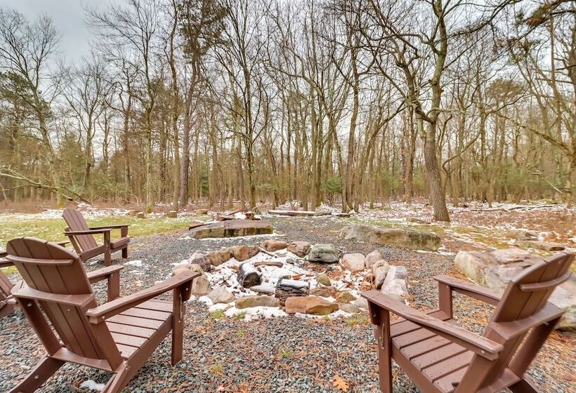 Pennsylvania Escape W/ Hot Tub, Deck, & Fire Pit!