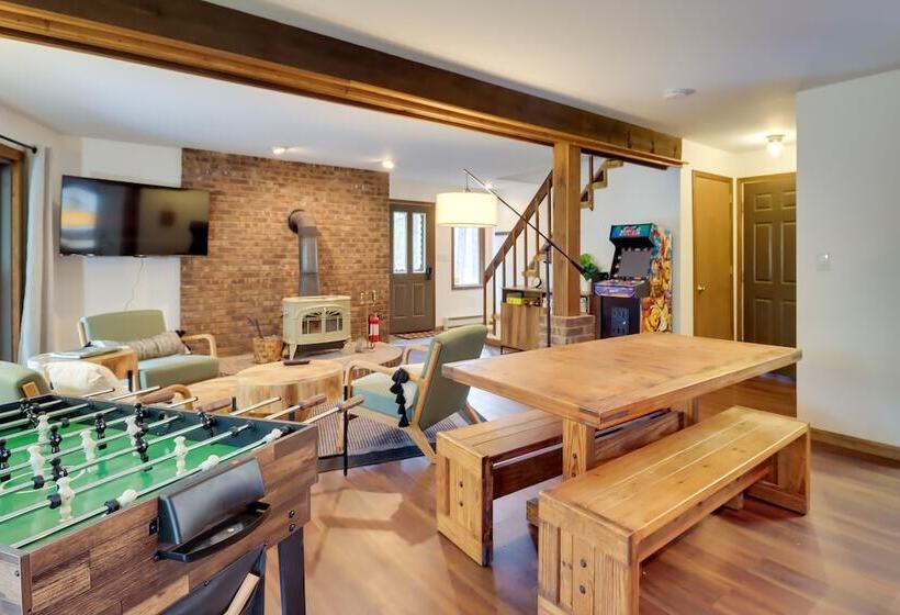 Pennsylvania Escape W/ Hot Tub, Deck, & Fire Pit!