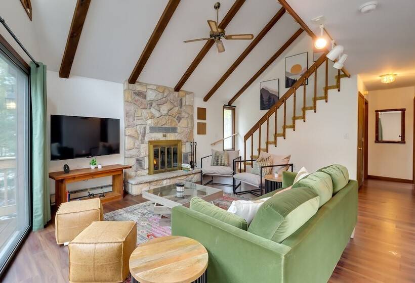 Pennsylvania Escape W/ Hot Tub, Deck, & Fire Pit!