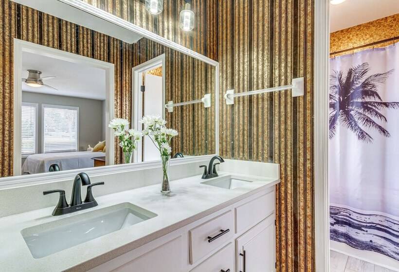 Pensacola Home W/ Screened Porch: 10 Mi To Beach!