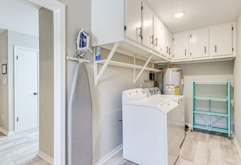 Pensacola Home W/ Screened Porch: 10 Mi To Beach!