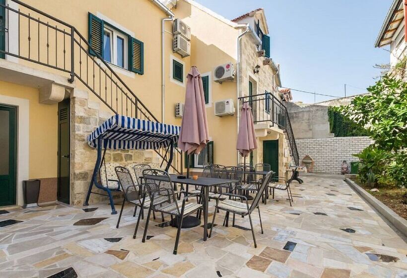 펜션 Peruzovic Rooms 2