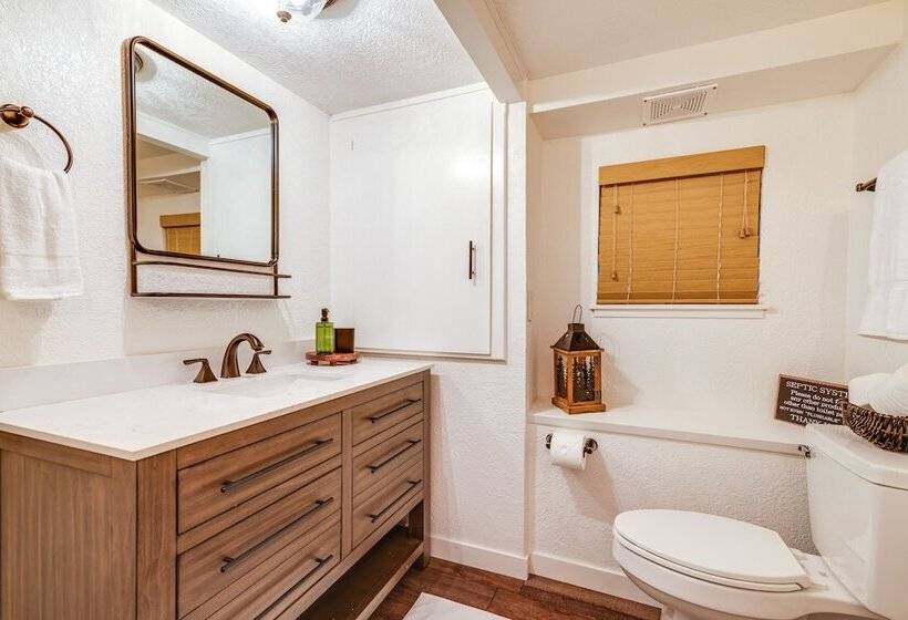 Deck & Ev Charger: Pet Friendly Arnold Cabin!