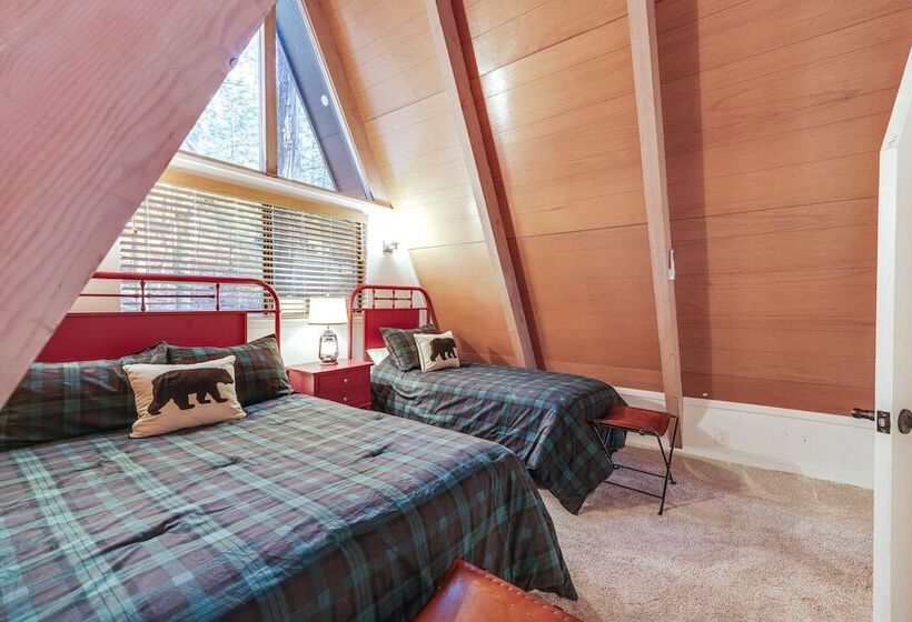 Deck & Ev Charger: Pet Friendly Arnold Cabin!