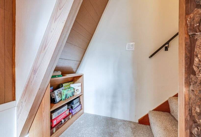 Deck & Ev Charger: Pet Friendly Arnold Cabin!