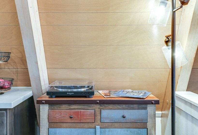 Deck & Ev Charger: Pet Friendly Arnold Cabin!