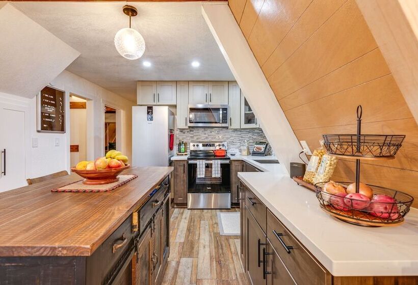 Deck & Ev Charger: Pet Friendly Arnold Cabin!