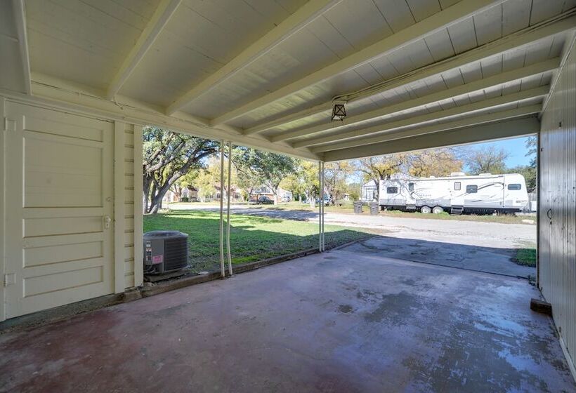 Pet Friendly Brady Vacation Home Near Wineries!