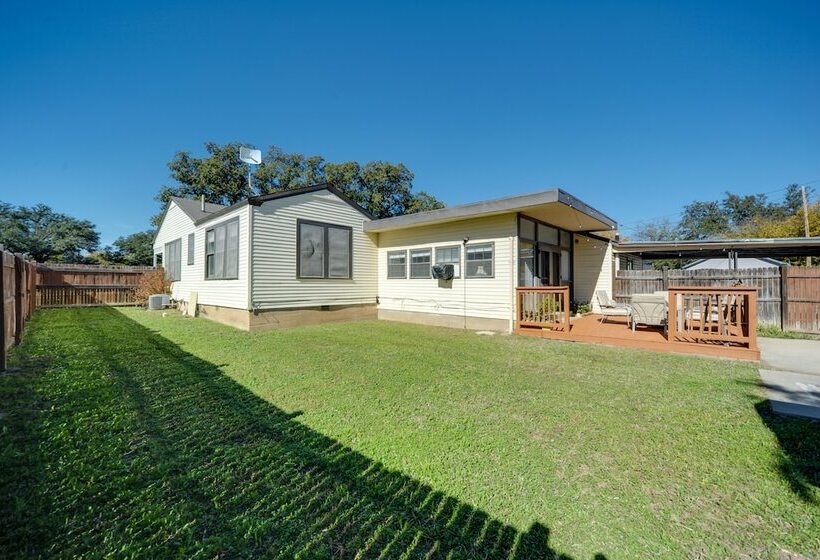 Pet Friendly Brady Vacation Home Near Wineries!