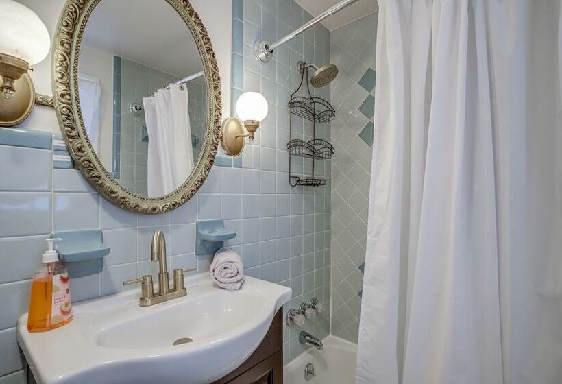 Pet Friendly Cambridge Home Walk To River!