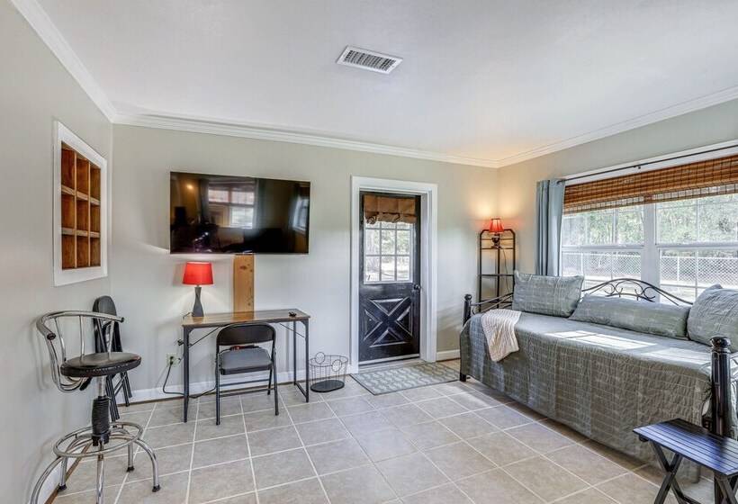 Pet Friendly Florida Escape W/ Patio & Fire Pit!