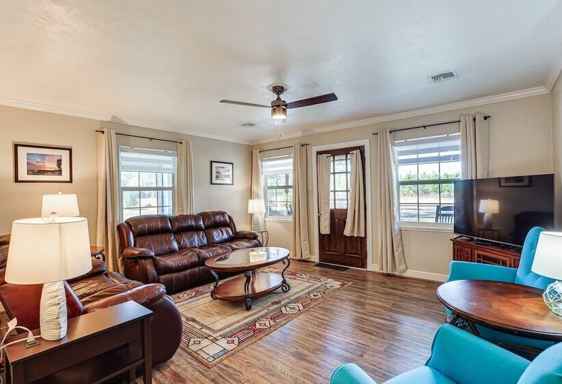 Pet Friendly Florida Escape W/ Patio & Fire Pit!