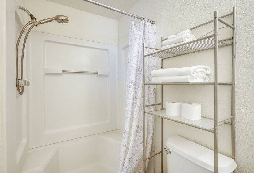 Pet Friendly Home Near Downtown Albuquerque!