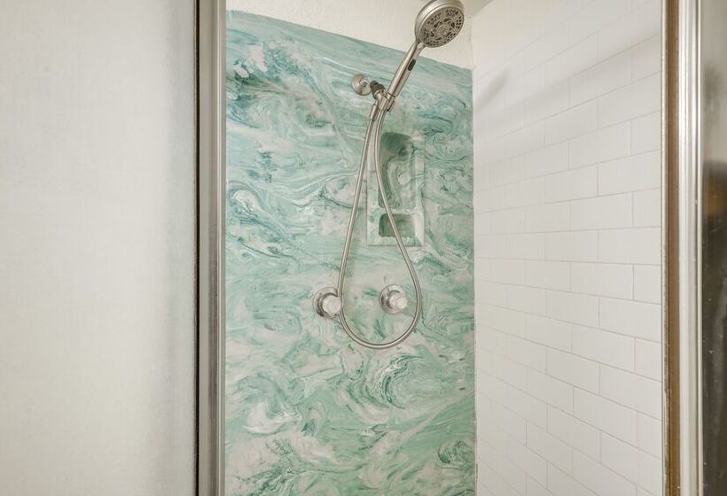 Pet Friendly Home Near Downtown Albuquerque!