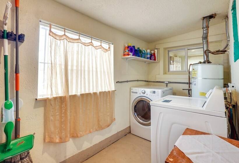 Pet Friendly Home Near Downtown Albuquerque!