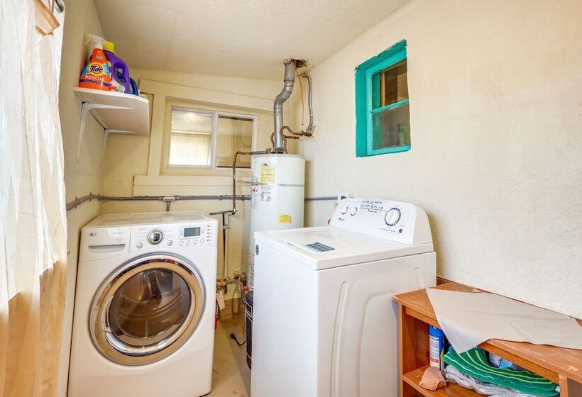 Pet Friendly Home Near Downtown Albuquerque!