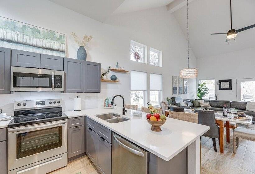 Pet Friendly Lake Lbj Retreat W/ Deck & Hot Tub!