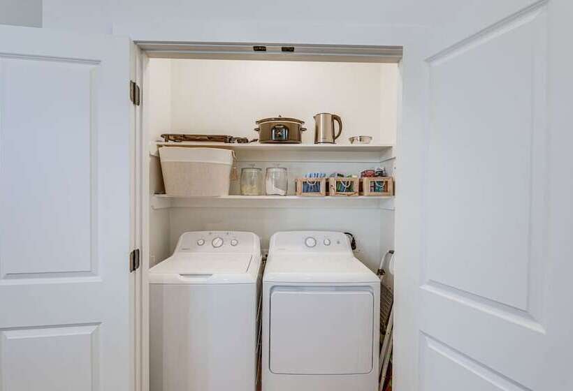 Pet Friendly Lake Lbj Retreat W/ Deck & Hot Tub!