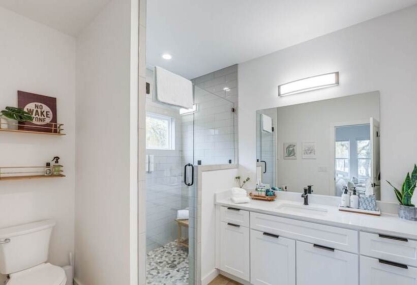 Pet Friendly Lake Lbj Retreat W/ Deck & Hot Tub!