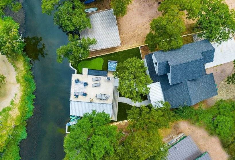 Pet Friendly Lake Lbj Retreat W/ Deck & Hot Tub!