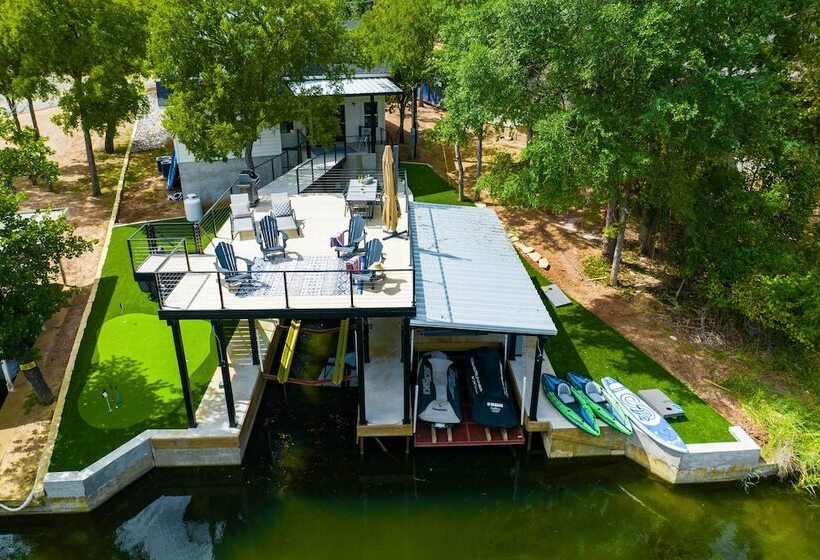 Pet Friendly Lake Lbj Retreat W/ Deck & Hot Tub!