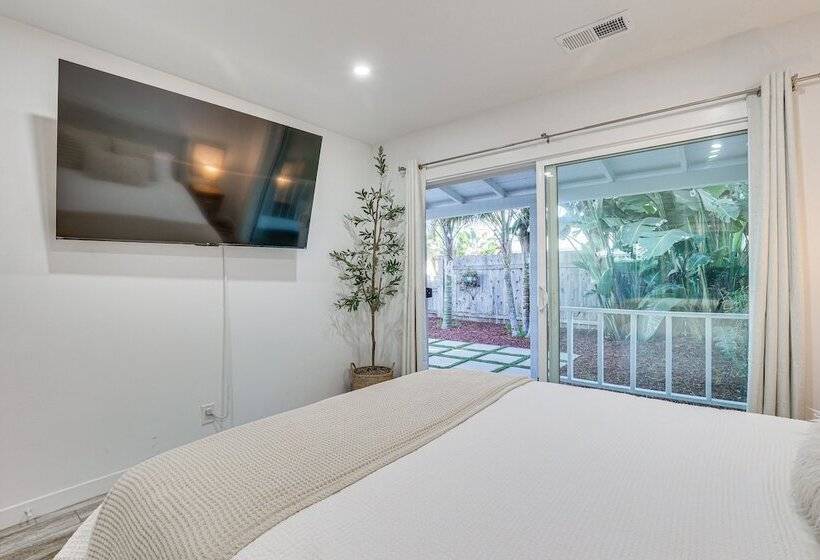 Pet Friendly Oceanside Gem W/ Patio, Walk To Beach