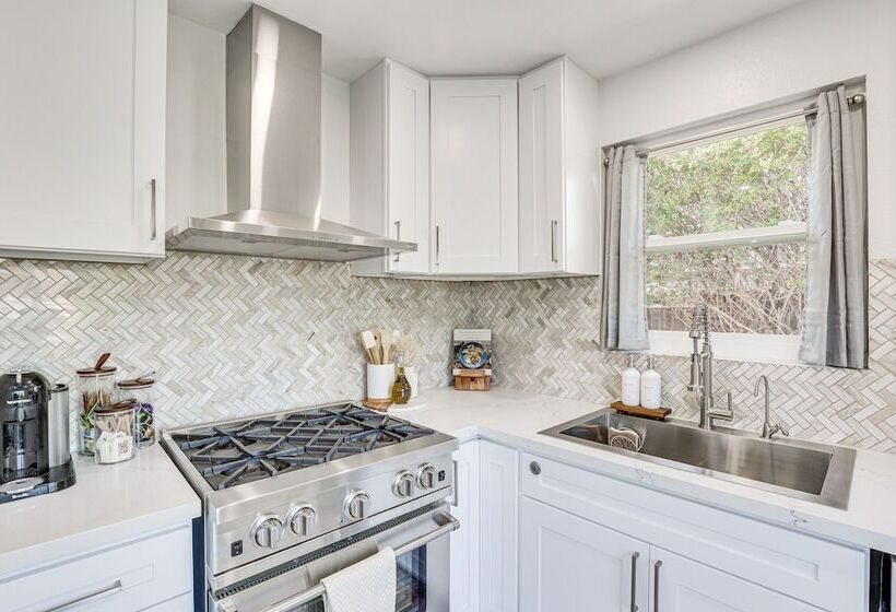 Pet Friendly Oceanside Gem W/ Patio, Walk To Beach