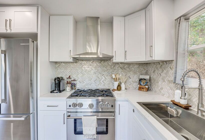 Pet Friendly Oceanside Gem W/ Patio, Walk To Beach