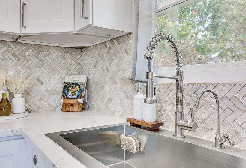 Pet Friendly Oceanside Gem W/ Patio, Walk To Beach