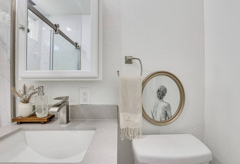 Pet Friendly Oceanside Gem W/ Patio, Walk To Beach