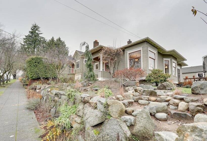 Pet Friendly Seattle Home ~ 6 Mi To Downtown!