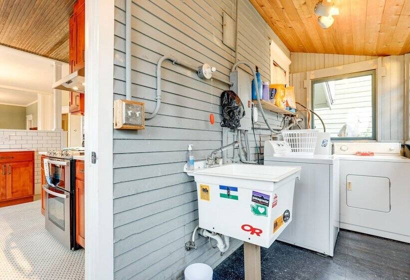 Pet Friendly Seattle Home ~ 6 Mi To Downtown!