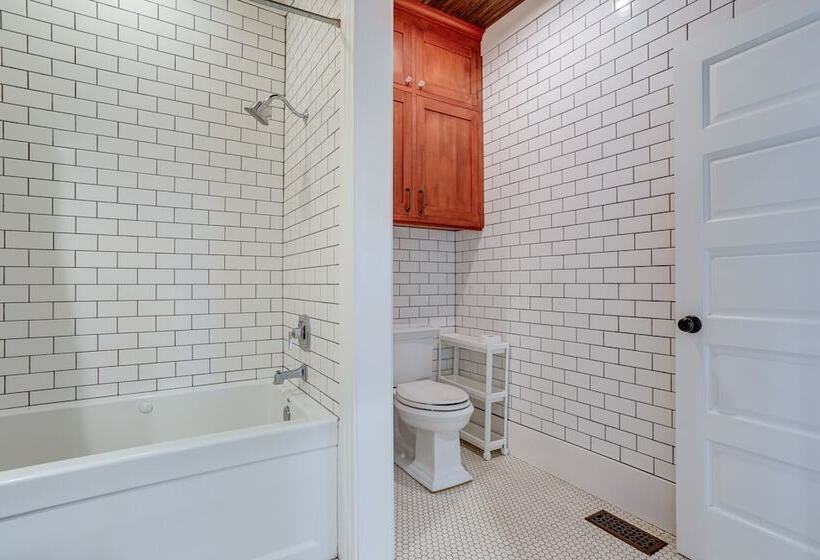 Pet Friendly Seattle Home ~ 6 Mi To Downtown!