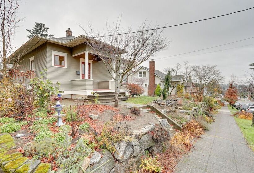 Pet Friendly Seattle Home ~ 6 Mi To Downtown!