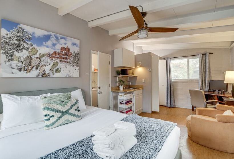 Pet Friendly Sedona Home: Hot Tub, Walk To Trails!