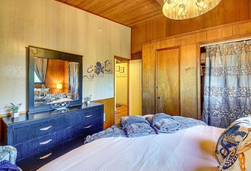 Pet Friendly Washington Retreat W/ Hot Tub & Deck!