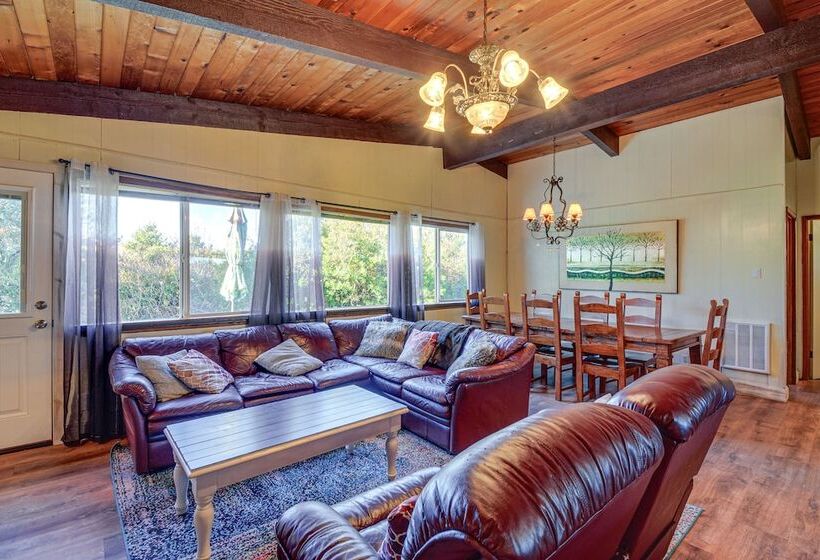 Pet Friendly Washington Retreat W/ Hot Tub & Deck!