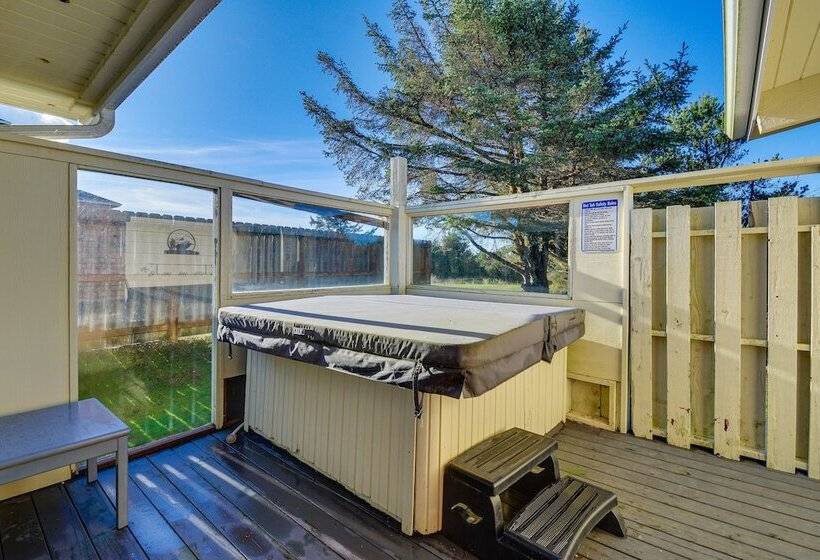 Pet Friendly Washington Retreat W/ Hot Tub & Deck!